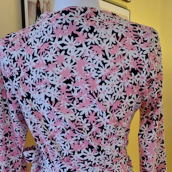 DIANE VON FURSTENBERG Wrap dress, size 10, excellent condition, dry cleaned. - Picture 6 of 13